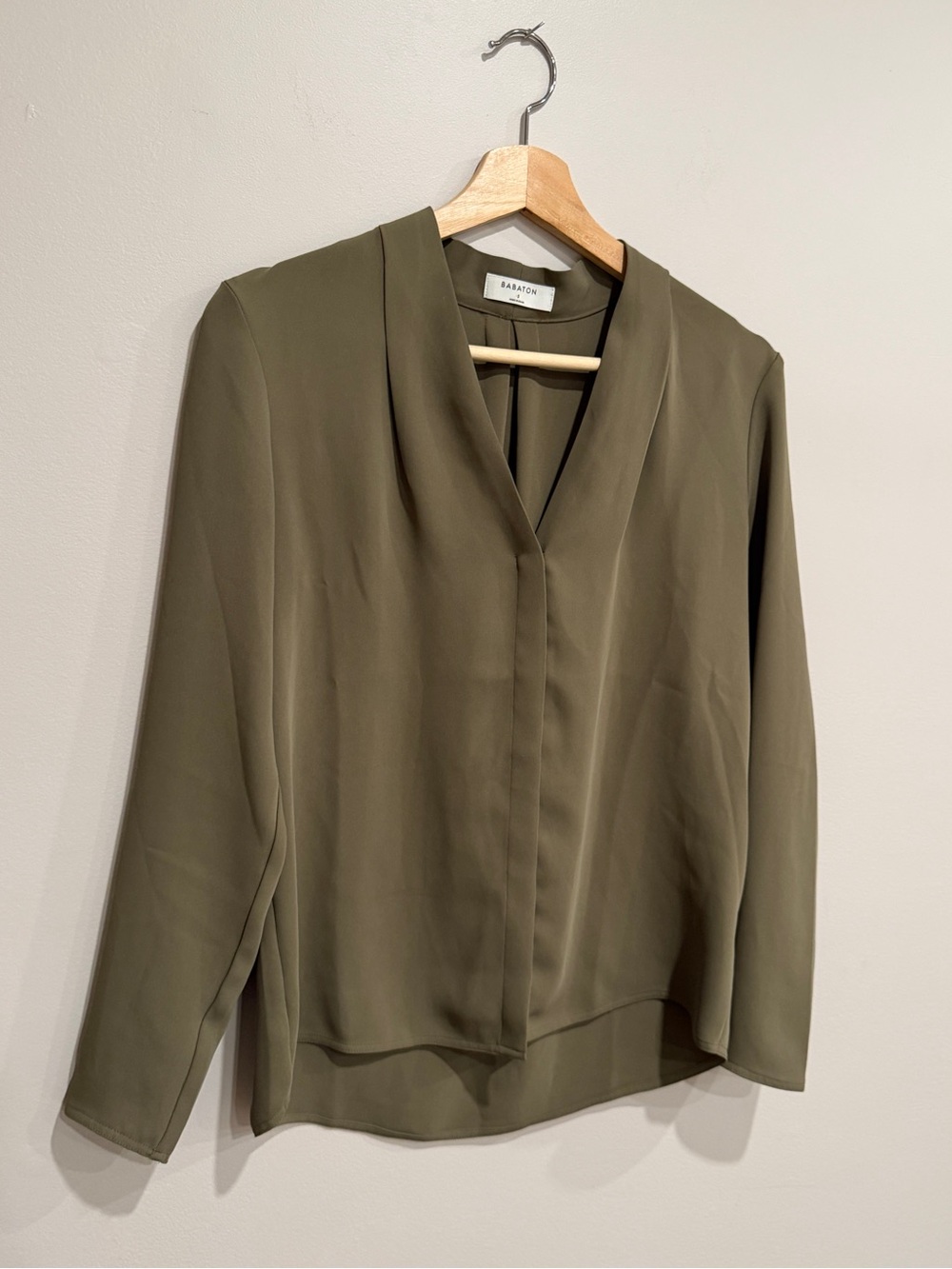 Aritzia Babaton Power Blouse Khaki Green V-Neck Long Sleeve Womens Small - Picture 4 of 11